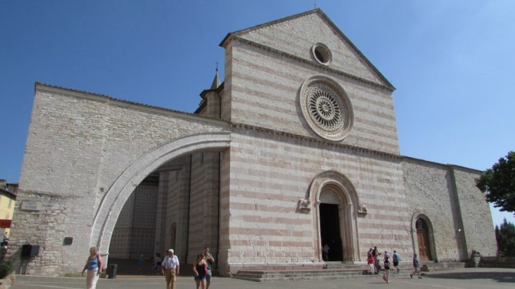 #116. 아시시, 성녀 클라라 대성당 (Basilica di Santa Chiara)