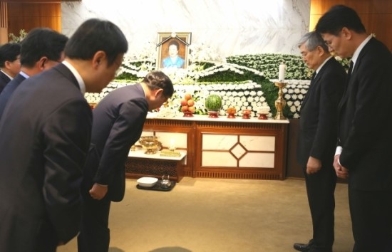  조양호 회장, 모친 고 김정일 여사 빈소서 조문객 맞아