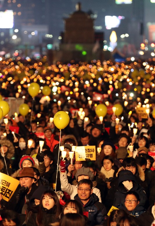'8차 촛불집회' <b>헌재</b> · <b>총리</b>공관 앞 100ｍ까지 행진 평화롭게... 