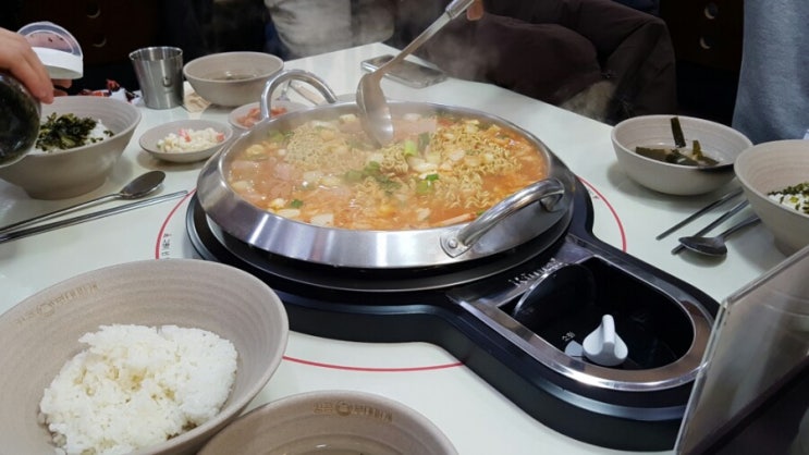  상암동 킹콩부대찌개는 라면사리가 무한대^^