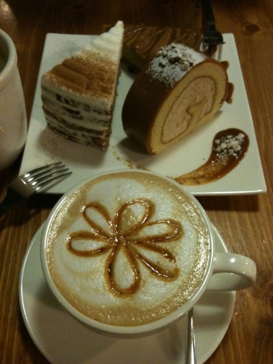 홍대 마망갸또 _ 캬라멜 베이스의 커피와 케익