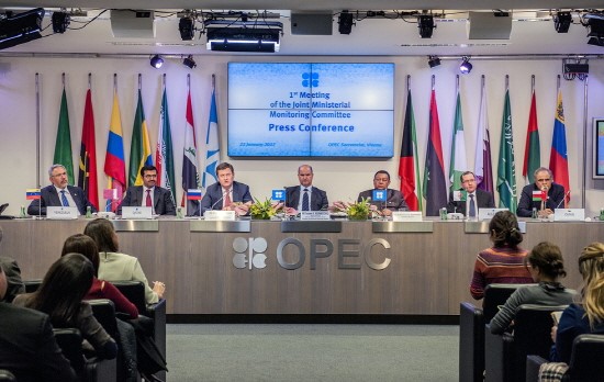 "OPEC 감산연장 안하면 유가 30달러대로 하락" - "유가 조절 키, 사우디에서 미국으로 넘어가" 트럼프 유가증산 정책, OPEC 감산연장 여부 논의 "OPEC 감산연장 안하면 유가 30달러대로 하락" - "유가 조절 키, 사우디에서 미국으로 넘어가" 트럼프 유가증산 정책, OPEC 감산연장 여부 논의