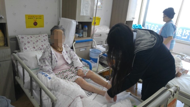  안산요양병원 어르신들께 발마사지 봉사 온 우리 학생들~~^^