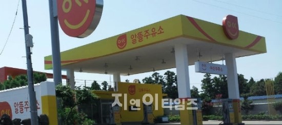도로공사 이어 자영알뜰주유소협회도 공동구매 나서나? - 회원사 구매력 결집, 정유사 상대로 구매 알선 모색중, 석유공사 통한 의무 구매 이외 물량 모집, 참여도가 관건 도로공사 이어 자영알뜰주유소협회도 공동구매 나서나? - 회원사 구매력 결집, 정유사 상대로 구매 알선 모색중, 석유공사 통한 의무 구매 이외 물량 모집, 참여도가 관건