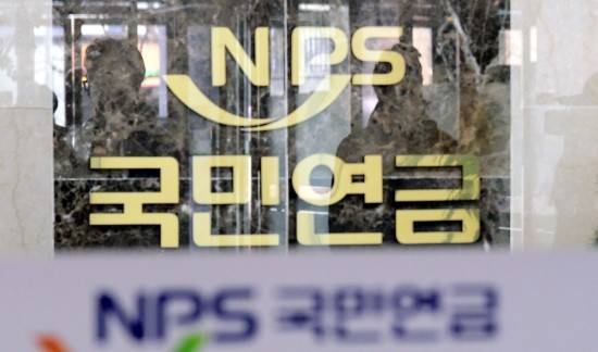 '더 내고 더 타자'…국민연금 임의계속가입자 30만 육박 '더 내고 더 타자'…국민연금 임의계속가입자 30만 육박