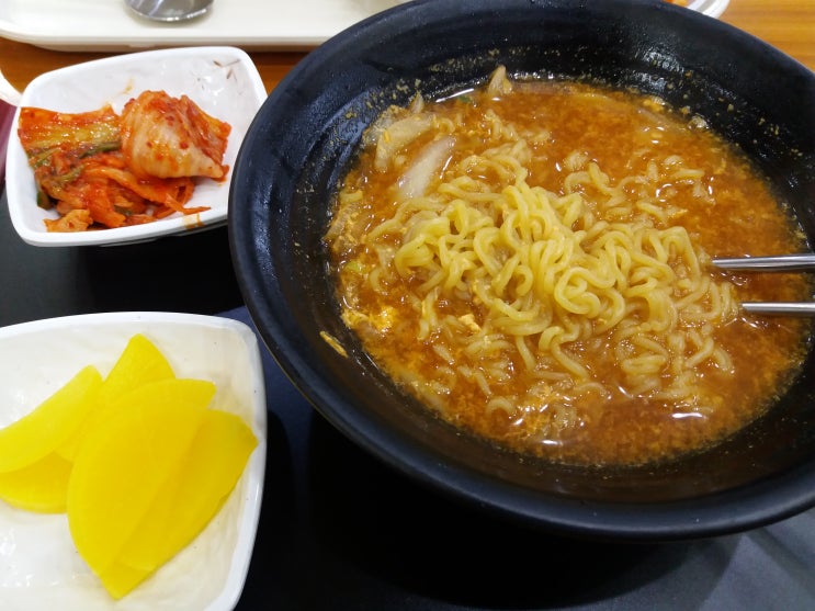  해장라면이 고속도로 휴게소 식당에 있어요.