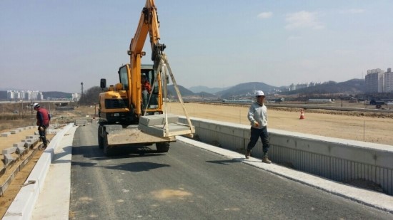  경계석 시공(스카이공법)에 있어서 포크레인의 역할