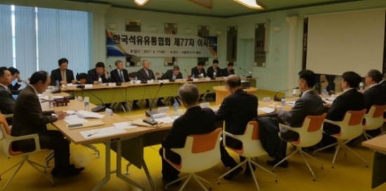 유류세 카드수수료 반환 청구 ‘석유유통協’ 독자 추진 - 저조한 회원사 참여로 주유소協 집단 소송 답보 상태, ‘실무추진委’ 구성·로펌 선정, 소송전 본격 돌입키로 유류세 카드수수료 반환 청구 ‘석유유통協’ 독자 추진 - 저조한 회원사 참여로 주유소協 집단 소송 답보 상태, ‘실무추진委’ 구성·로펌 선정, 소송전 본격 돌입키로