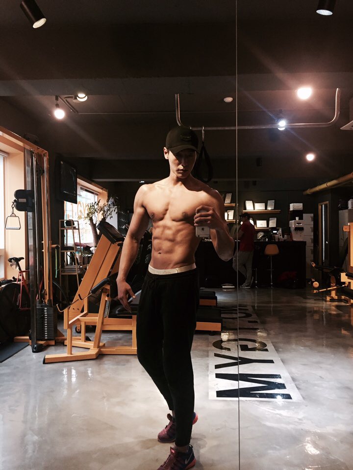  압구정로데오 얼짱 트레이너 소개합니다 :) 압구정PT는 김 률에게! 