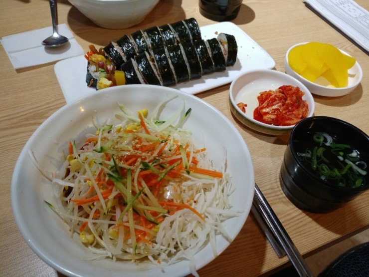  쫄면과 김밥의 조합은 언제나 옳다!