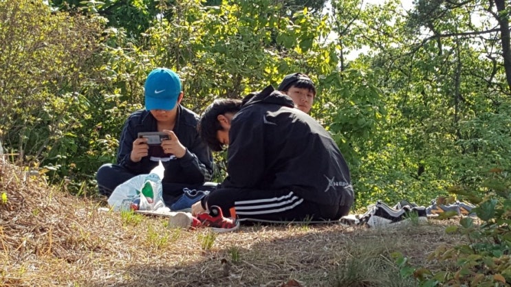  아빠 성묘가 가족 나들이 입니다. 