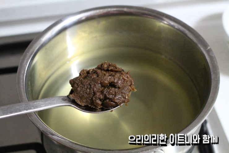  전통된장  : 안동제비원 할머니의 맛 집간장이에요.