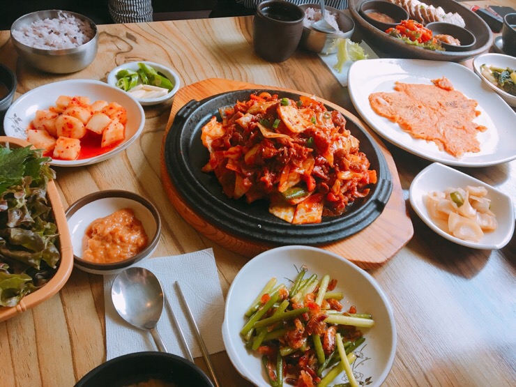  월선네 압구정점에서 점심 / 제육볶음, 보쌈정식, 김치전