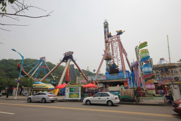 인천 월미도 선착장과 월미도 테마파크 놀이공원 풍경