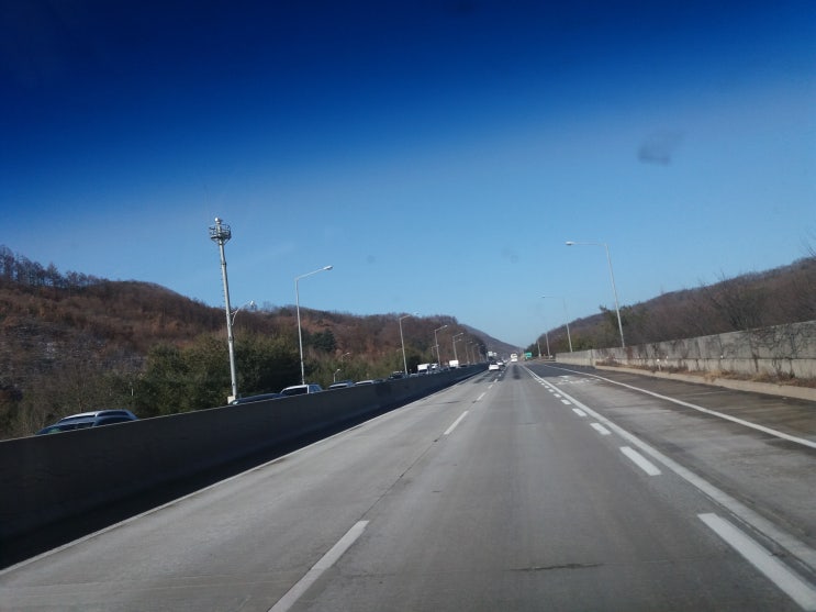  4차선 도로 옆 아파트 소음 심합니다.
