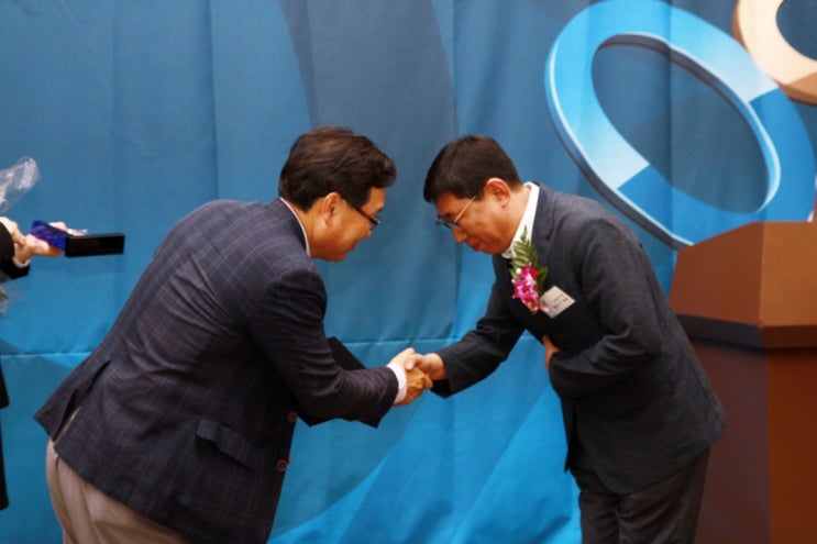 지게차서비스브랜드부문 대상을 수상한 (주)홍진기업