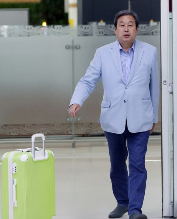 김무성 노룩패스 패러디/노룩패스란?/김무성 캐리어 가격
