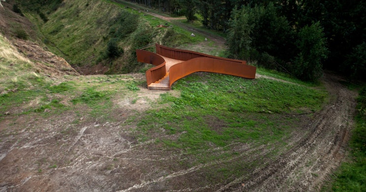 코르텐강을 활용한 랜드스케이프 플랫폼 건축  자연 경관 건축