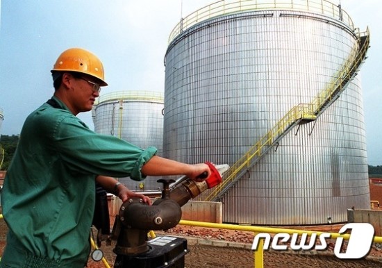 유가 中 변수 부각…"중국 없이 원유시장 생존 불가능" - "中 성장세 이어가면 OPEC 감산 효과 증폭될 수도"