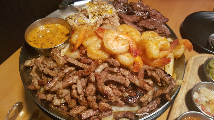  신사동 가로수길 맛집 감성타코에서 커플데이트했어요!