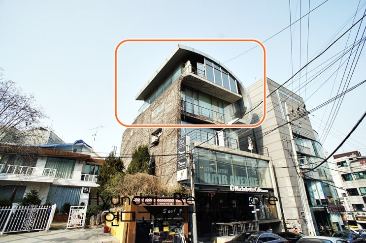  강남 신사동 탑층 복층 사무실 및 스튜디오임대 - 무권리, 테라스, 복층인테리어, 정남향 통유리, 냉난방기 완비, 엘리베이터 , 주차 가능, 느낌있는 외관