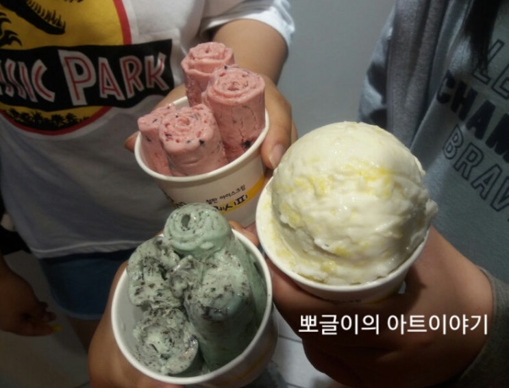  후식으로 철판아이스크림  먹었어요.