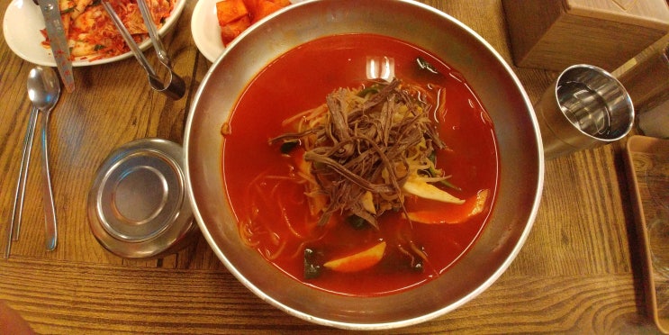  몇 곳 없는 광주 맛집, 수저가 풍덩 육개장