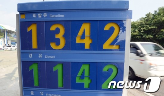 주유소 이용자 43% "기름값 비싸다"…72% "세금 낮춰야" 주유소 이용자 43% "기름값 비싸다"…72% "세금 낮춰야"