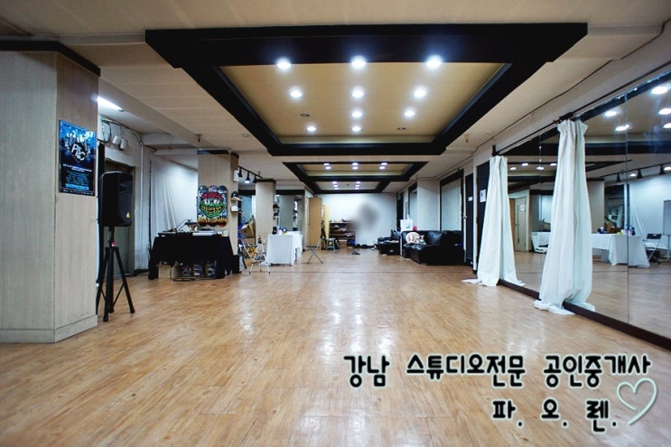  강남 논현동 연습실 임대 - 거울, 바닥 인테리어, 내부 화장실 및 샤워실, 주차 및 바로 앞 유료 주차장, 사무실공간, 빠른입주 가능