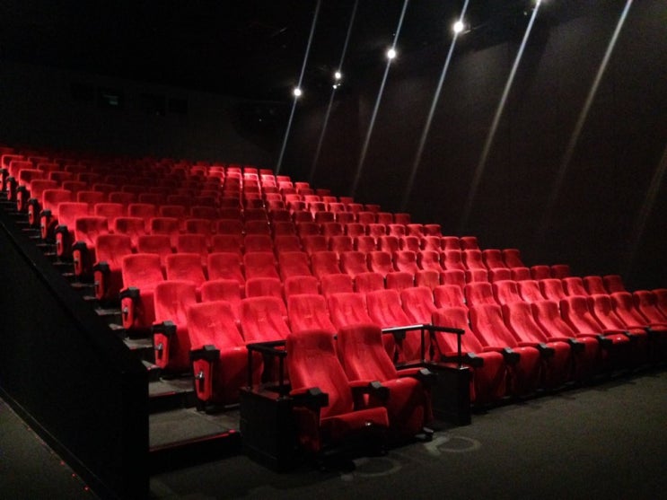 CGV 김해- 원더우먼 관람기 / 불 꺼진 극장은 매력적이다.