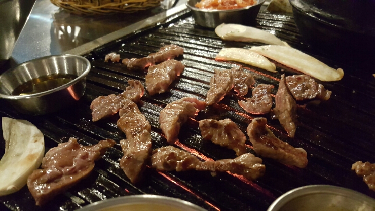  성남 신흥역 맛집 뜨거운 연탄으로 구워주는 맛있는 고깃집 감성추억 연탄사랑 고깃집으로 갔어요