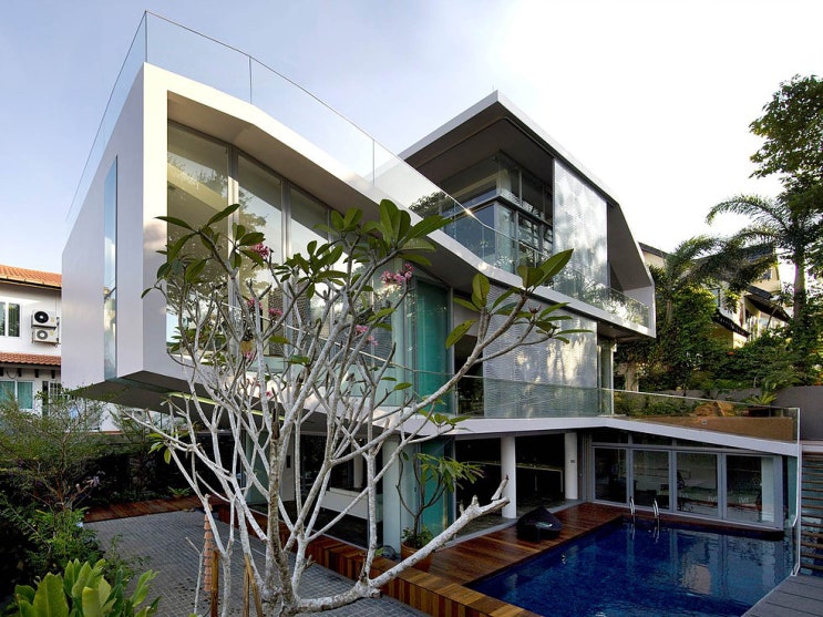 캔틸레버 구조로 펼쳐낸 모듈 프레임 비각 비정형 선의 단독주택 건축 미학