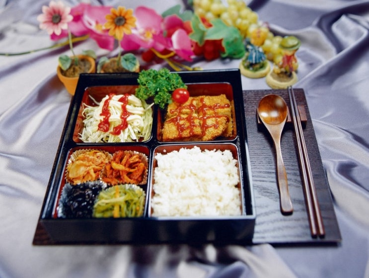 청각 발달과 뇌 발달은 비례한다. 도시락 우동 바탕화면. 청각 발달과 뇌 발달은 비례한다. 도시락 우동 바탕화면.