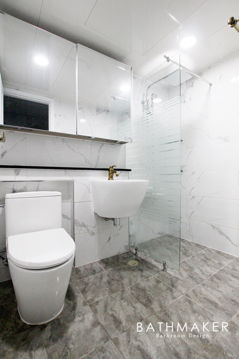 비앙코 카라라 타일과 황동 악세사리로 디자인한 구리 인창동 동양아파트 욕실 리모델링, 아파트 화장실 리모델링