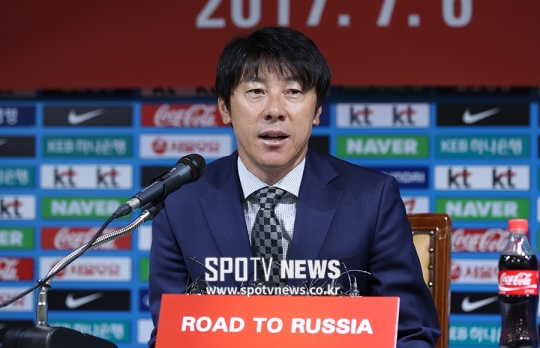 손흥민, 기성용 대체자는?] <b>신태용 감독</b> “힘든 시기지만 반드시... 
