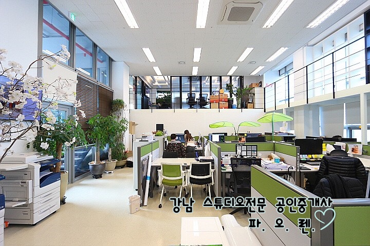  강남 지상 복층 스튜디오 임대 - 층고 5미터, 실평 80평, 대로변, 냉난방기 완비,  시설비 없음, 신축급컨디션, 건물탑층