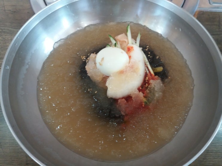  여름철 점심 냉면 고민되네요.