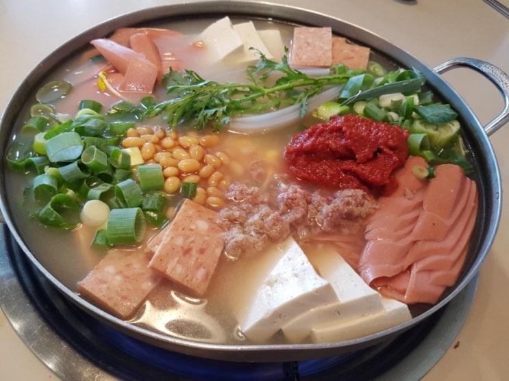  킨텍스 제2전시장안에 식당 부대찌개 베이스캠프~