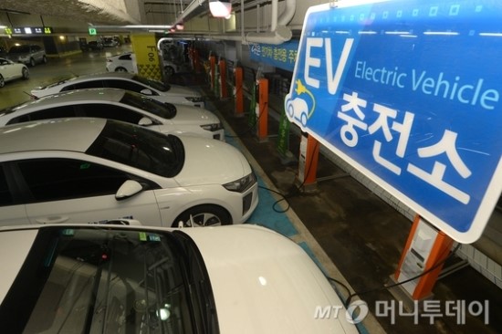 주유소 내 전기車 충전소 "정유사, 관심 없어요" - 경제성 떨어지고 안전사고 우려...주유소내 전기차 충전소 설치 난항 주유소 내 전기車 충전소 "정유사, 관심 없어요" - 경제성 떨어지고 안전사고 우려...주유소내 전기차 충전소 설치 난항