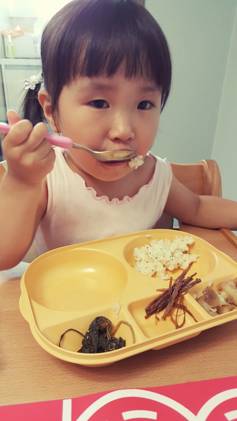 어린이반찬 집반찬연구소는 겨울방학에도 안전한 아이들을 위한 반찬을 어린이집에서 제공합니다.