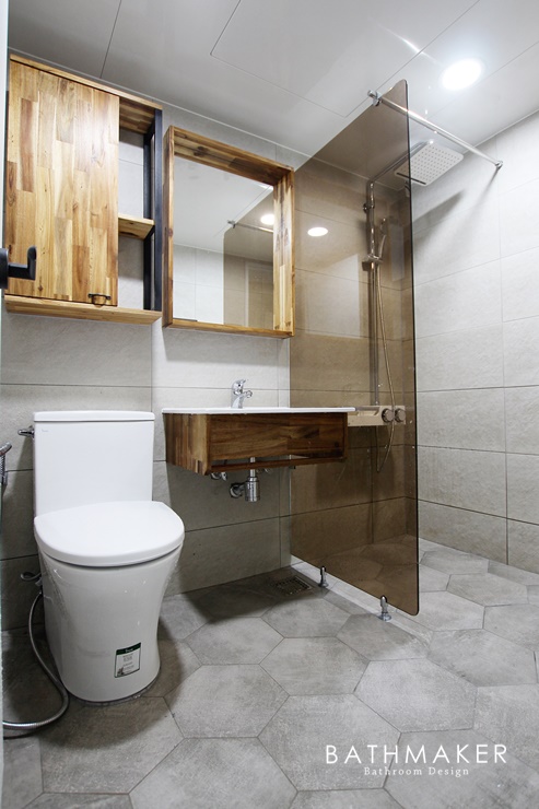 원목 욕실가구로 포인트를 준 따뜻한 분위기의 목동 성원아파트 욕실 리모델링, 욕실 리모델링 비용, 양천구 욕실 리모델링, 육각 바닥 타일