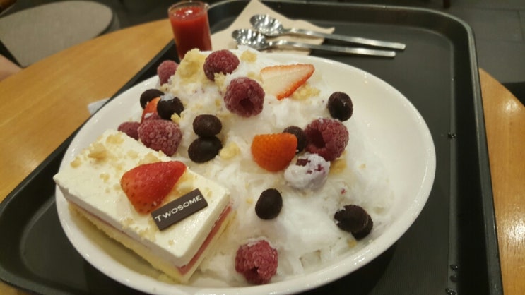  투썸 레어치즈딸기빙수