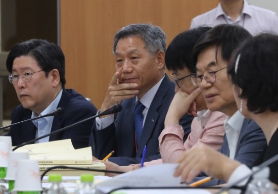 김문식 주유소협회장 "최저임금위는 정권 거수기…중기·소상공 대표 4인 사퇴" 김문식 주유소협회장 "최저임금위는 정권 거수기…중기·소상공 대표 4인 사퇴"