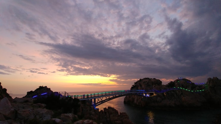 대왕암 정상 전망대 마주한 돌섬 정상에서 담아본 해돋이 일출 풍경 대왕암 정상 전망대 마주한 돌섬 정상에서 담아본 해돋이 일출 풍경