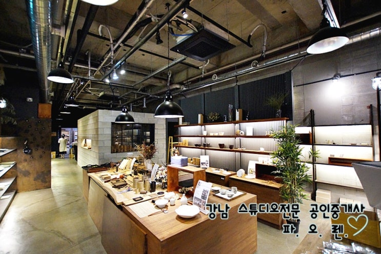  강남 대로변 층고 4.5미터 예쁜지하 임대 - 무권리,갤러리풍 인테리어, 주차2대 보장, 초역세권, 인테리어무상인수, 실평 65평대