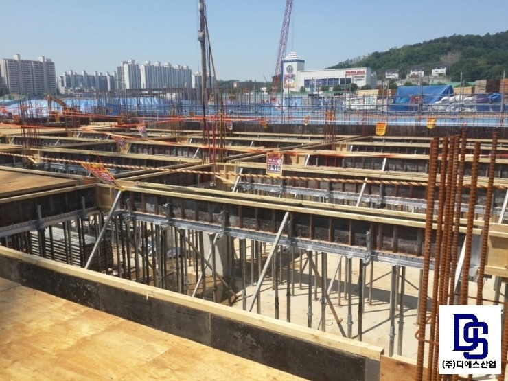 K보거푸집-추락방지용 안전난간대 조립 후 인양작업사진입니다. K보거푸집-추락방지용 안전난간대 조립 후 인양작업사진입니다.