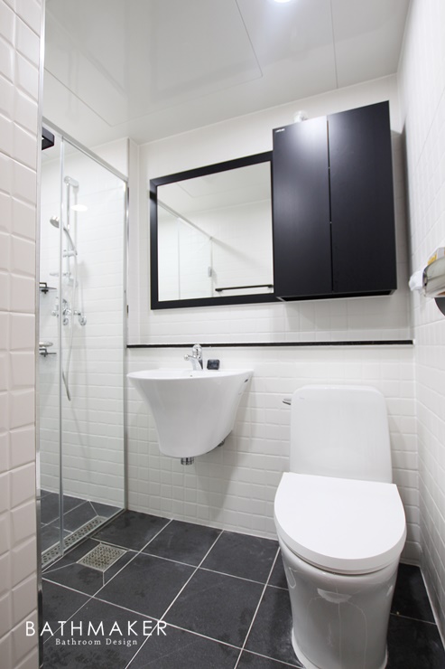 깔끔한 샤워부스와 화이트 사각 패턴 타일로 시공한 종로 현대 뜨레비앙 욕실 리모델링, 오피스텔 욕실 리모델링, 욕실 샤워부스 시공