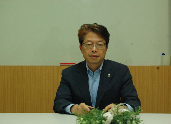  프랜차이즈 가맹점주들의 안정적인 수익이 최우선입니다