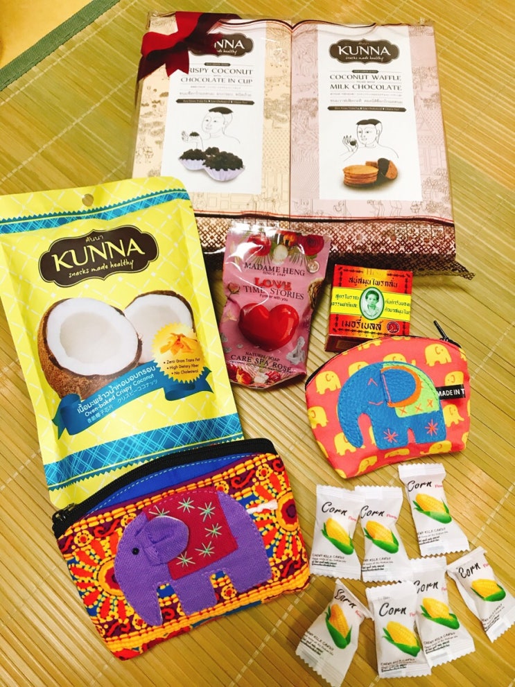 친구가 태국에서 사온 태국 대표 과자 KUNNA (크리스피 코코넛 & 코코넛 와플, 코코넛 칩), 마담행 천연비누 친구가 태국에서 사온 태국 대표 과자 KUNNA (크리스피 코코넛 & 코코넛 와플, 코코넛 칩), 마담행 천연비누