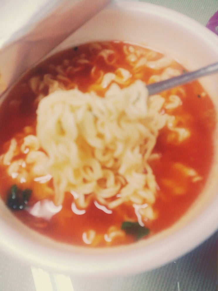  김치 사발면 냠냠